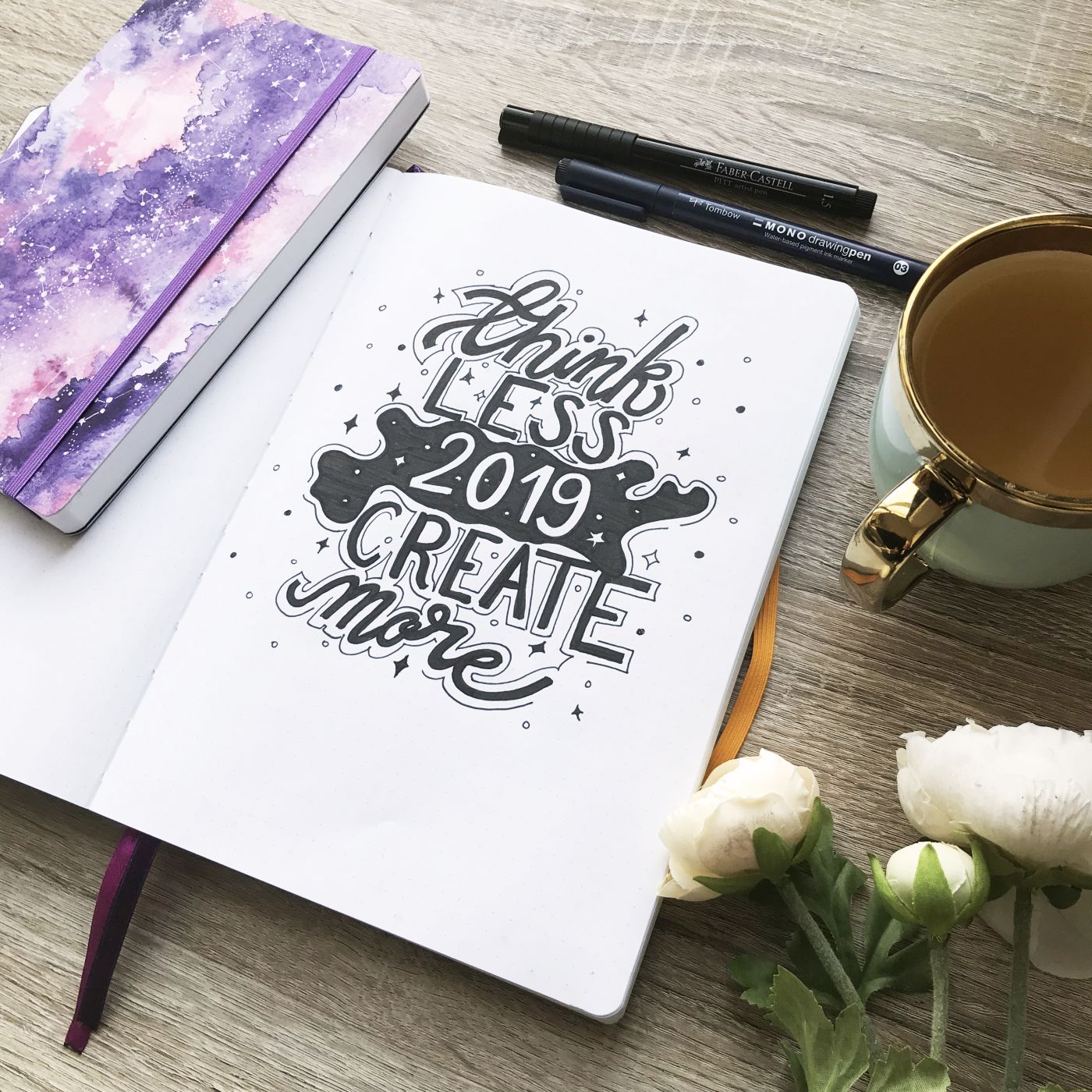 Kaligrafia - 5 sposobów na ćwiczenie ładnego pisma 04 Czarno-biały cytat w stylu brush lettering w notesie w kropki.